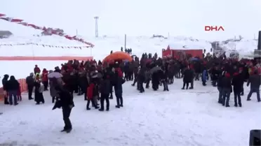 Rize'nin Ovit Dağı'nda 'Kar Üzerinde Dünyanın En Büyük Horon Halkası' Rekorunu Kar ve Tipi Engelledi