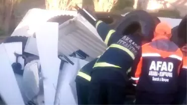 Tır Şarampole Devrildi, Sürücüsü Öldü