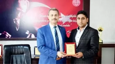 Besni İlçe Milli Eğitim Müdürü Yazar'dan Teşekkür Plaketi