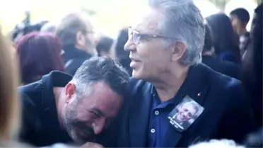 Cem Yılmaz'dan, Attila Özdemiroğlu'nun Cenazesindeki Eleştirilen Fotoğrafına Jet Yanıt