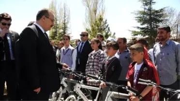 Hakkari'de 733 Öğrneciye Bisiklet Dağıtıldı