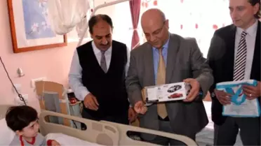Hasta Çocukların Yüzünü Güldürdüler