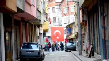 Giresun'un Yağlıdere İlçesi Bayraklarla Donatıldı, İlçe Şehidini Bekliyor