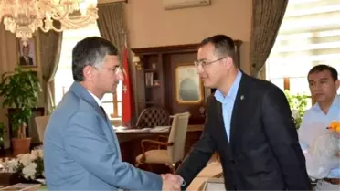 Manisa Eğitim Bir Sen Yeni Yönetimi Vali Bektaş'ı Ziyaret Etti