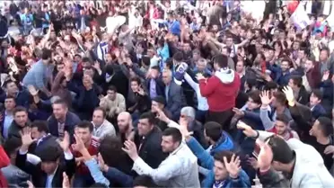 Taraftarın Önünde Sevgilisine Evlenme Teklif Etti - Afyonkarahisar