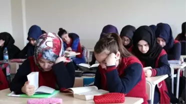 Kitap Okumadan Derse Başlamıyorlar