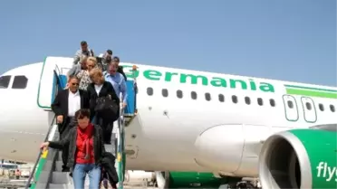Alman ve Danimarkalı Yolcuları Taşıyan Uçaklar Gazipaşa-alanya Havalimanı'na İndi