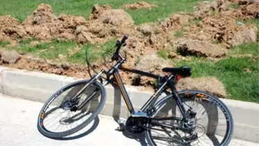 Bisikletle Otobüse Çarpan 2 Üniversite Öğrencisi Yaralandı