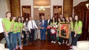 Başkan Sözlü'den Şampiyon Kızlara Altın Ödül