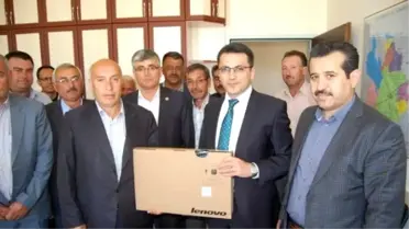 Eskil İlçesinde Köy Muhtarlarına Bilgisayar ve Yazıcı Dağıtıldı