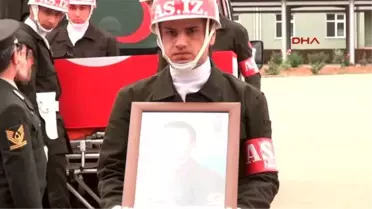 Mardin Derik'te Şehit Olan Askeri Eşi Sedye Üzerinde Uğurladı