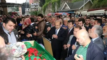 Başhekim Şanlı'ya Görev Yaptığı Hastane Önünde Tören