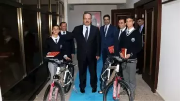 Vali Canbolat Başarılı Öğrencileri Ödüllendirdi