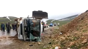 Erzurum'da Yolcu Midibüsü Devrildi: 25 Yaralı