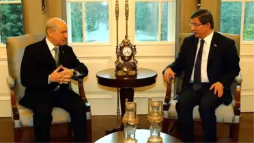 Bahçeli'den Davutoğlu Yorumu: Teslim Bayrağını Çekmesini İbretle İzliyoruz