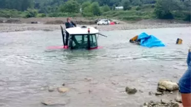 Çayda Mahsur Kalan Traktör, İş Makinesiyle Çıkartıldı