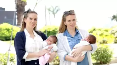 İkiz Kardeşlerin 18 Gün Arayla Annelik Sevinci