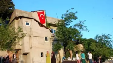 Malatyalı Şehidin Adıyaman'daki Evine Türk Bayrağı Asıldı