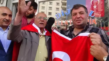 Roketli Saldırıya Uğrayan Kilis'te İş Yerlerini Açan Esnafa Türk Bayrağı Dağıtıldı