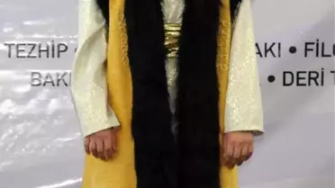 Şarkıcı Emrah'ın Oğlu Osmanlı Kıyafetleri Defilesinde Podyuma Çıktı