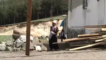 Zorluklara ve Engellerine Aldırmadan Çocuklarını Okutuyorlar