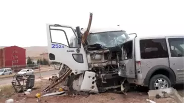 Freni Boşalan TIR Yıktı Geçti: 5 Yaralı