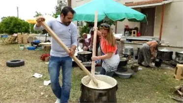 Davul Eşliğinde Kadınlar da Keşkek Dövdü