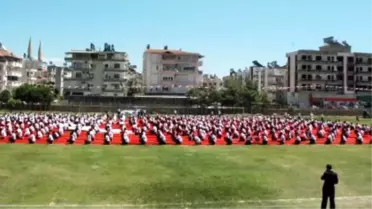 Öğrenciler,1350 Metrekarelik Bayrak Açtı