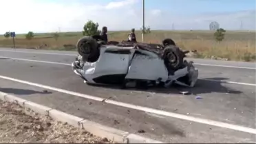 Refüje Çarpan Otomobil Devrildi: 4 Yaralı