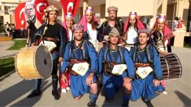 Burhaniye'de Üniversiteli Oyunculara Alkış
