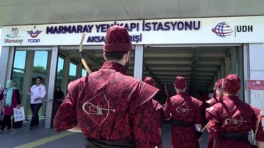 Toplu Taşımada Okçuları Gören Vatandaşlar Şaşkına Döndü