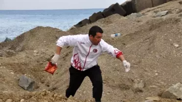 Belediye Başkanı Sahili Temizledi