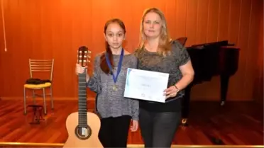 12 Yaşındaki Gitar Virtüözü Aylin İtalya'da Birinci Oldu