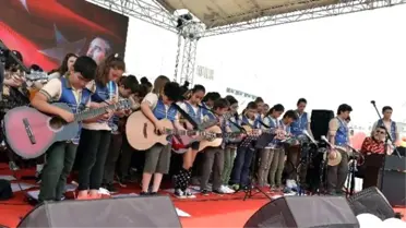 Çocuklar Çalacak Anne ve Babalar Söyleyecek