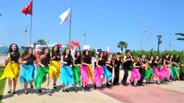 Öğrencilerin Dansı İlgi Çekti