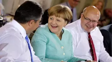 Merkel'e 5 Bakanı 'Sen' Diye Hitap Ediyor