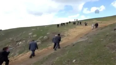 Telefonla Konuşmak İçin Tepelere Çıkıyorlar