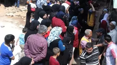 Suriyeliler Gıda Yardımı İçin Uzun Kuyruk Oluşturdu
