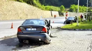 Zonguldak'ta İki Otomobil Çarpıştı: 4 Yaralı