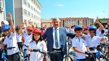 Körfez'de Bisiklet Dağıtım Coşkusu
