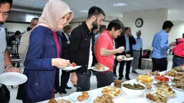 Amasya Üniversitesi'nde Finallere Hazırlanan Öğrencilere Pasta ve Börek İkramı