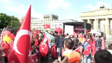 Berlin'de Sözde 'Ermeni Soykırımı' Karar Tasarısı Protestosuna Yoğun Katılım