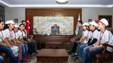 Vali Taşyapan Kampa Katılan Öğrencileri Kabul Etti