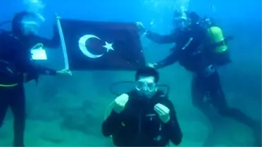 Denizin Altında İşaret Diliyle İstiklal Marşı