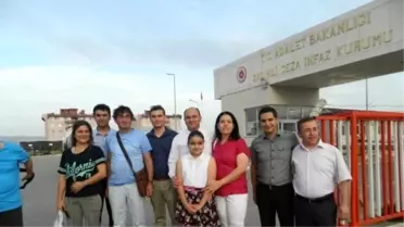 Salihli'de Hükümlülerden Oluşan Tiyatro Grubu Alkış Aldı
