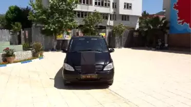 Almanya'yı Protesto İçin Makam Aracının Armasını Siyah Örtüyle Kapattı
