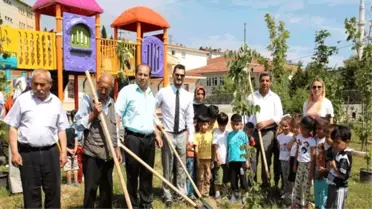 Dilovası'nda Minik Eller Ağaç Dikti