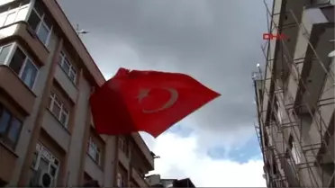 Şehit Polisin Zeytinburnu'ndaki Evine Ateş Düştü
