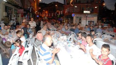 İzmit'te İlk Toplu İftar Kuruçeşme'de