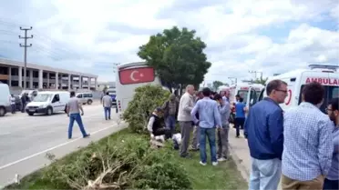 Midibüs Kamyonete Çarptı: 19 Yaralı